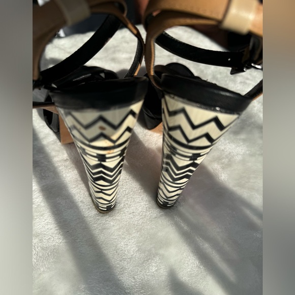 The sandals are high heeled, with a black, beige and white color combination. - Picture 6 of 8
